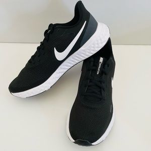 Nike Revolution 5 Running Shoes BQ3207-002 - Women’s Size 8.5